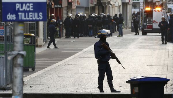 French riot police (CRS) secure the area as shots are exchanged in Saint-Denis, France, near Paris, November 18, 2015 during an operation to catch fugitives from Friday night's deadly attacks in the French capital - Sputnik International