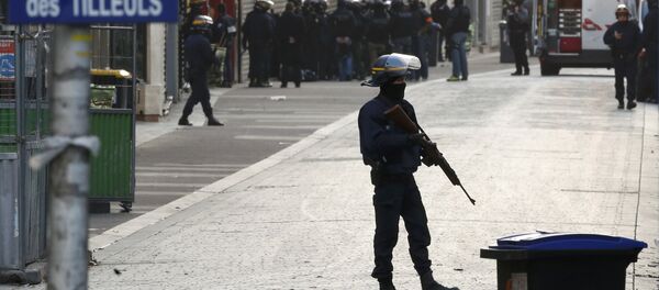 French riot police (CRS) secure the area as shots are exchanged in Saint-Denis, France, near Paris, November 18, 2015 during an operation to catch fugitives from Friday night's deadly attacks in the French capital - Sputnik International