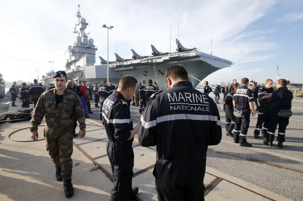 French Navy crew members walk on the docks in front of the French nuclear-powered aircraft carrier Charles de Gaulle before its departure from the naval base of Toulon, France, November 18, 2015 French Navy crew members walk on the docks in front of the French nuclear-powered aircraft carrier Charles de Gaulle before its departure from the naval base of Toulon, France, November 18, 2015 - Sputnik International