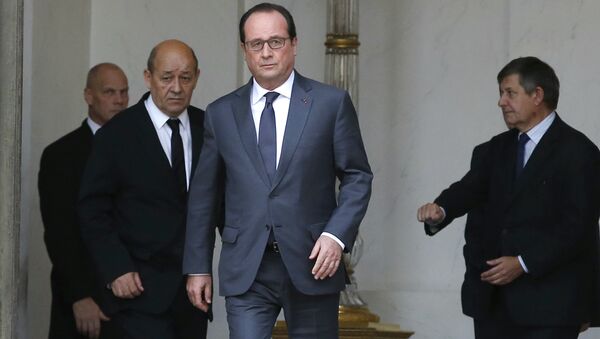 French President Francois Hollande (C) and French Defence minister Jean-Yves Le Drian (L) leave the weekly cabinet meeting at the Elysee Palace in Paris - Sputnik International