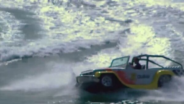UAE: Amphibious cars tear up water in Dubai's Palm Beach land-sea race - Sputnik International