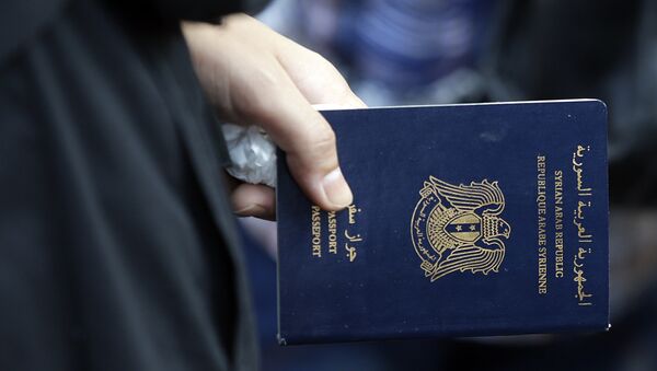 A Syrian refugee holds her passport at the Turkish Cilvegozu gate border - Sputnik International