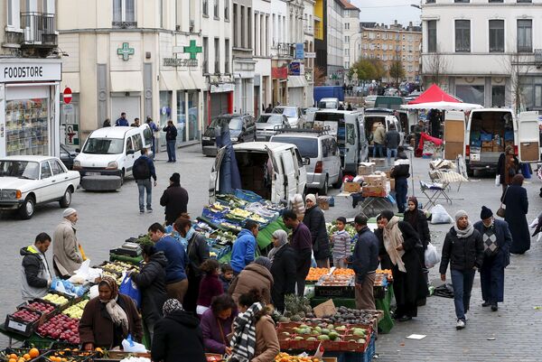 People shop at a market in the neighbourhood of Molenbeek, where Belgian police staged a raid following the attacks in Paris, at Brussels, Belgium November 15, 2015 People shop at a market in the neighbourhood of Molenbeek, where Belgian police staged a raid following the attacks in Paris, at Brussels, Belgium November 15, 2015 - Sputnik International
