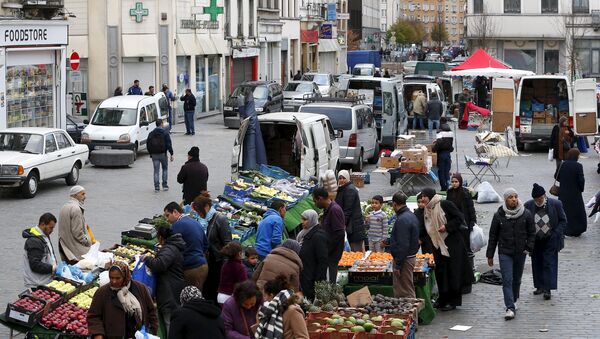 People shop at a market in the neighbourhood of Molenbeek, where Belgian police staged a raid following the attacks in Paris, at Brussels, Belgium November 15, 2015 - Sputnik International