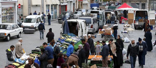 People shop at a market in the neighbourhood of Molenbeek, where Belgian police staged a raid following the attacks in Paris, at Brussels, Belgium November 15, 2015 - Sputnik International