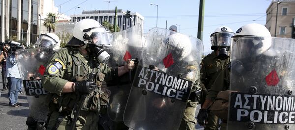 Policemen detain a farmer during an anti-government protest at central Syntagma square in Athens - Sputnik International