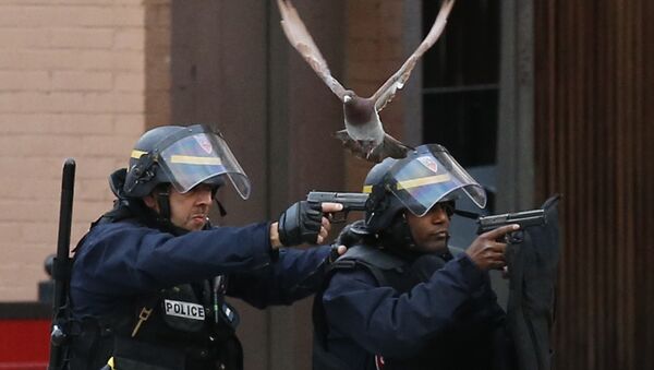 Police forces operate in Saint-Denis, a northern suburb of Paris, Wednesday, Nov. 18, 2015. - Sputnik International