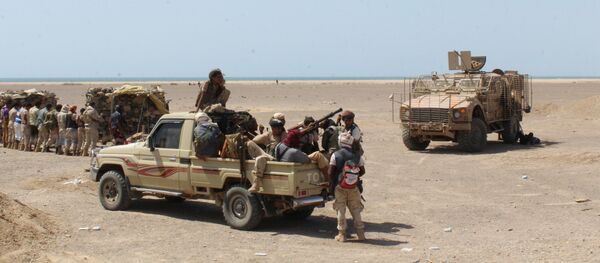 Fighters against Shiite rebels known as Houthis gather in the strait of Bab al-Mandab, west of the southern port city of Aden. - Sputnik International
