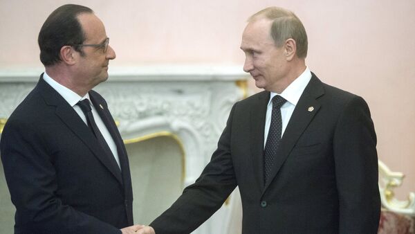 Russian President Vladimir Putin (right) and French president Francois Hollande - Sputnik International