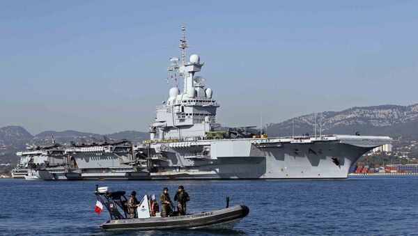 French army soldiers secure the area around the nuclear-powered aircraft carrier Charles de Gaulle as it leaves the naval base of Toulon, France - Sputnik International