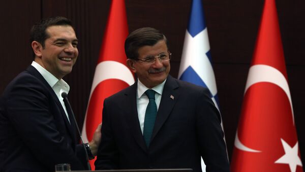 Greece's Prime Minister Alexis Tsipras, left, and his Turkish counterpart Ahmet Davutoglu shake hands after a joint news conference at Cankaya Palace in Ankara, Turkey, Wednesday, Nov. 18, 2015. - Sputnik International