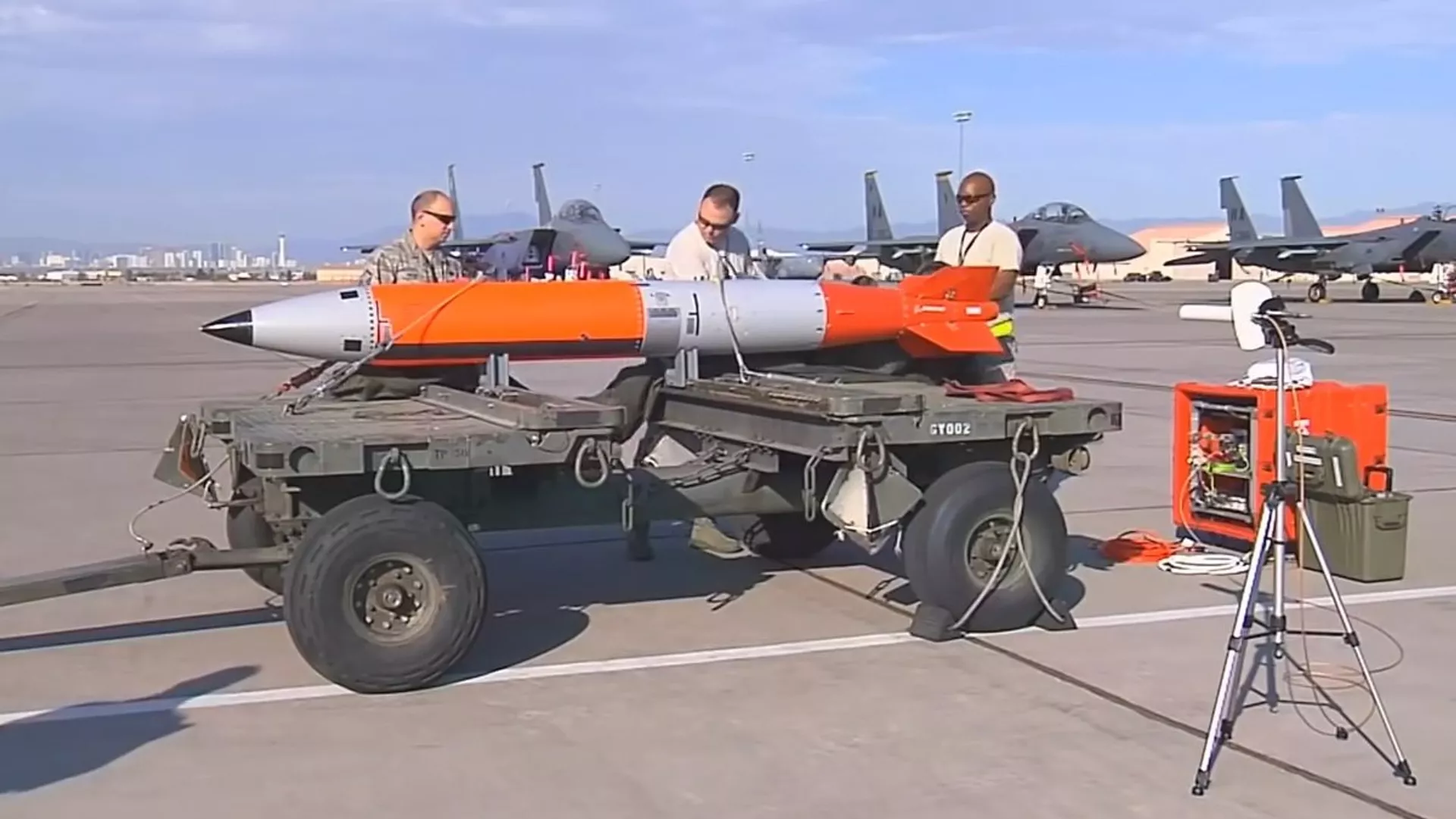 Nuclear Bomb B61 Mod 12 seen on an airfield. File photo. Screenshot of YouTube video. - Sputnik International, 1920, 14.10.2024