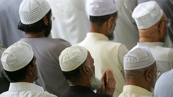 British muslims pray during Friday prayer at the East London mosque. (File) - Sputnik International