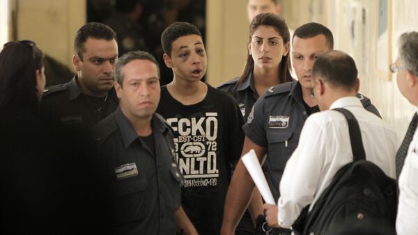 Tariq Abu Khder (C), a Palestinian-US teenager who was allegedly beaten during police custody, arrives for a hearing at Jerusalem Magistrates Court on July 6, 2014. - Sputnik International