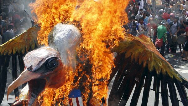 Protesters burn an effigy during a rally near the venue of the Asia-Pacific Economic Cooperation (APEC) summit, in Manila November 19, 2015 - Sputnik International