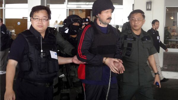 Alleged Russian arms trafficker Viktor Bout, center, escorted by Thai police commandos, arrives at Don muang airport in Bangkok. (File) - Sputnik International
