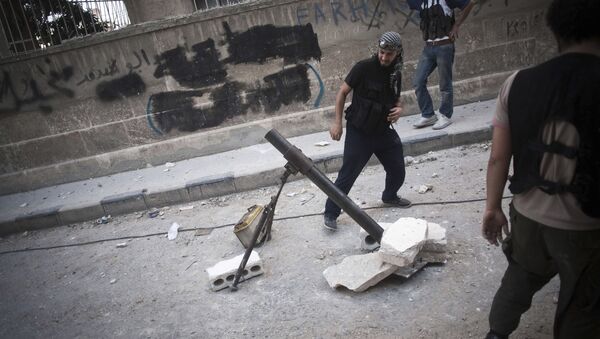 A Free Syrian Army fighter shoots a mortar against Syrian Army positions in the Izaa district in Aleppo, Syria, Tuesday, Sept. 11, 2012. - Sputnik International