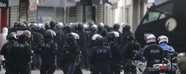 Members of French special police forces of the Research and Intervention Brigade (BRI) are seen near a raid zone in Saint-Denis, near Paris, France, November 18, 2015 Members of French special police forces of the Research and Intervention Brigade (BRI) are seen near a raid zone in Saint-Denis, near Paris, France, November 18, 2015 - Sputnik International