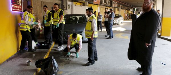 Zaka emergency personnel work at the scene of a Palestinian stabbing attack in Tel Aviv, Israel November 19, 2015 - Sputnik International
