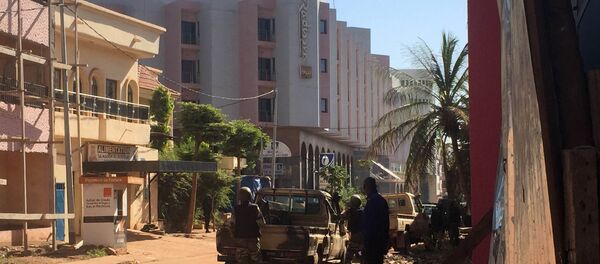 Malian troops take position outside the Radisson Blu hotel in Bamako on November 20, 2015 Malian troops take position outside the Radisson Blu hotel in Bamako on November 20, 2015 - Sputnik International