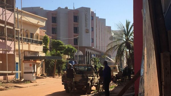 Malian troops take position outside the Radisson Blu hotel in Bamako on November 20, 2015 - Sputnik International