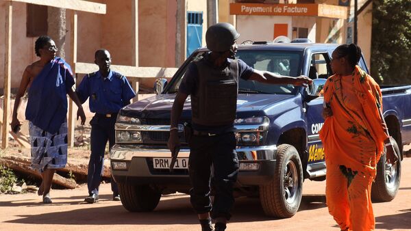 Malian security forces evacuate two women from an area surrounding the Radisson Blu hotel in Bamako on November 20, 2015 - Sputnik International