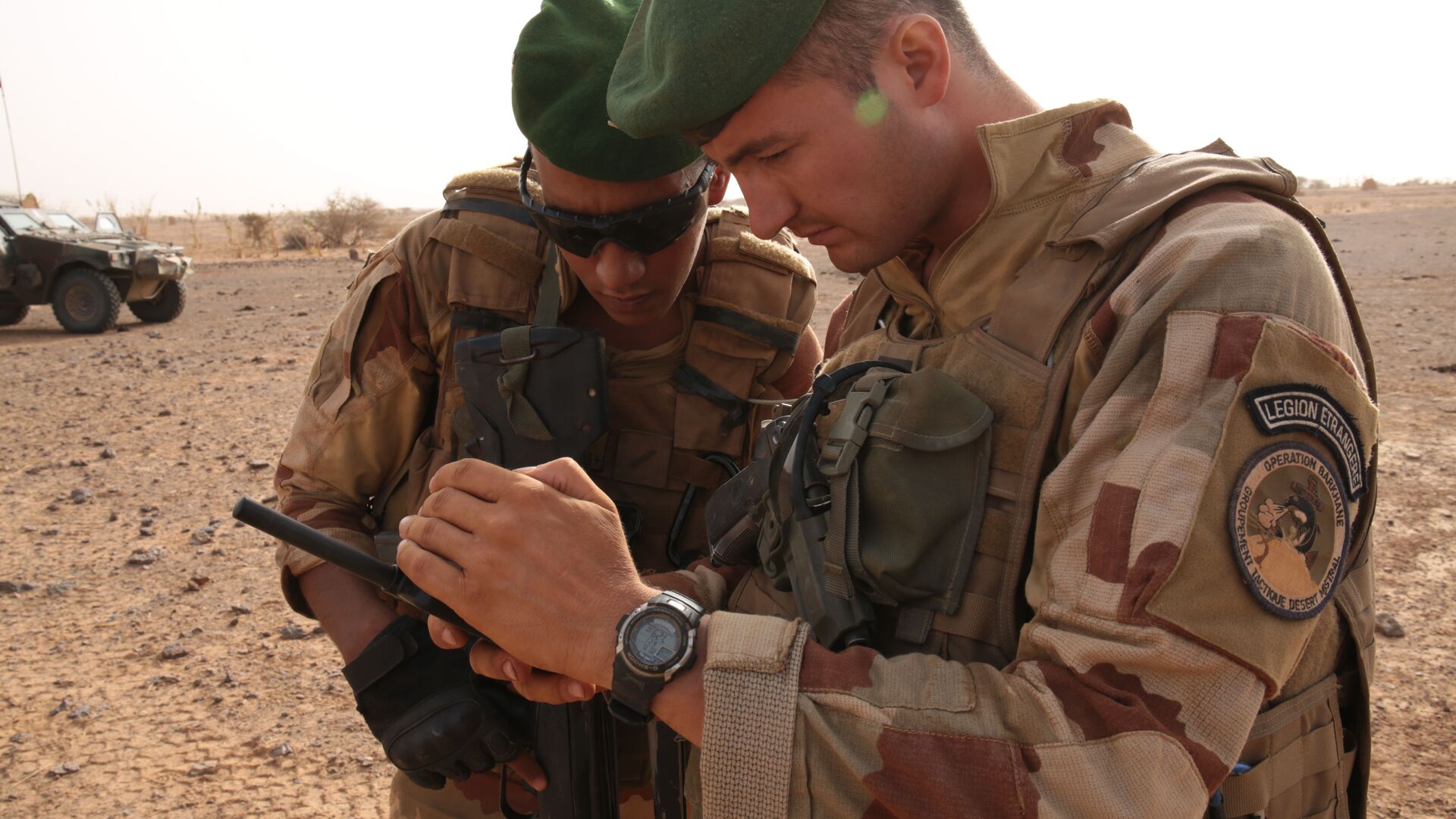 In this photo taken Sunday, June 21, 2015, French soldiers look at their sat phone as they are on patrol in the desert south of the village of Deliman, Mali. - Sputnik International, 1920, 17.08.2022