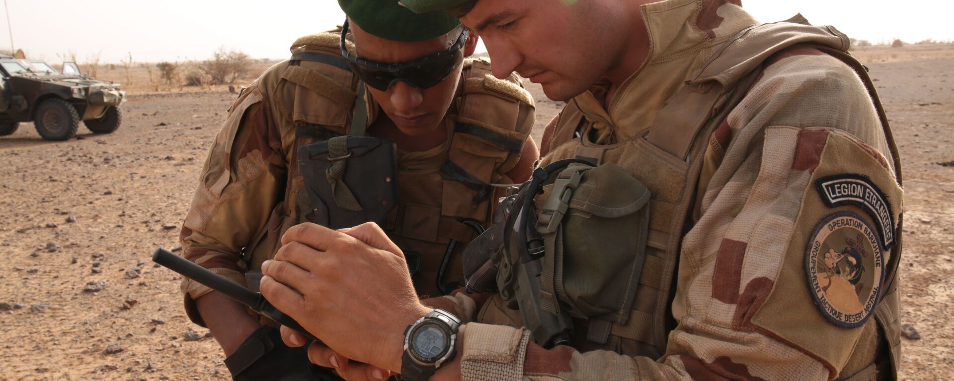 In this photo taken Sunday, June 21, 2015, French soldiers look at their sat phone as they are on patrol in the desert south of the village of Deliman, Mali. - Sputnik International, 1920, 17.08.2022