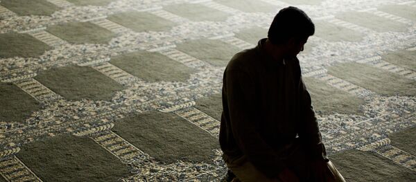 Syrian refugee prays at the Muslim Association of Lehigh Valley in Whitehall, Pa Syrian refugee prays at the Muslim Association of Lehigh Valley in Whitehall, Pa - Sputnik International
