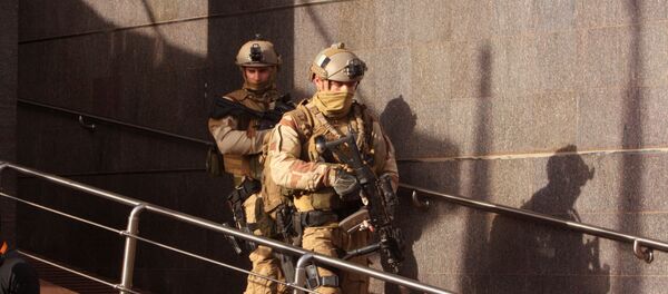 Soldiers leave the Radisson Blu hotel, after assisting Mali soldiers during an attack by gunmen on the hotel in Bamako, Mali, Friday, Nov. 20, 2015. Islamic extremists armed with guns and grenades stormed the luxury Radisson Blu hotel in Mali's capital Friday morning, and security forces worked to free guests floor by floor. - Sputnik International