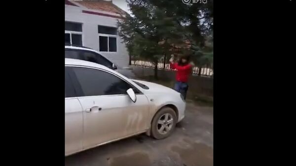 Wife smashes cheating husband's car - Sputnik International