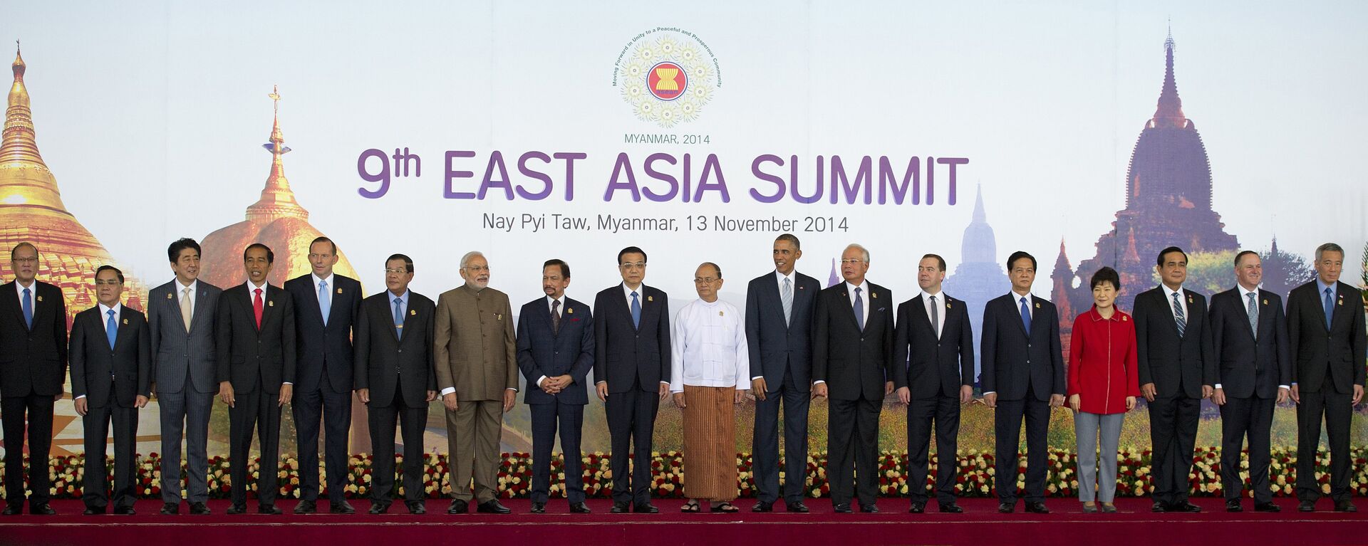Myanmar President Thein Sein (C-white top) stands next to US President Barack Obama (8th R) and China's Prime Minister Li Keqiang (9th L) and other leaders as they pose for a group photo before the Plenary Session for the 9th East Asia Summit (ESA) in Myanmar's capital Naypyidaw on November 13, 2014. - Sputnik International, 1920, 06.08.2022