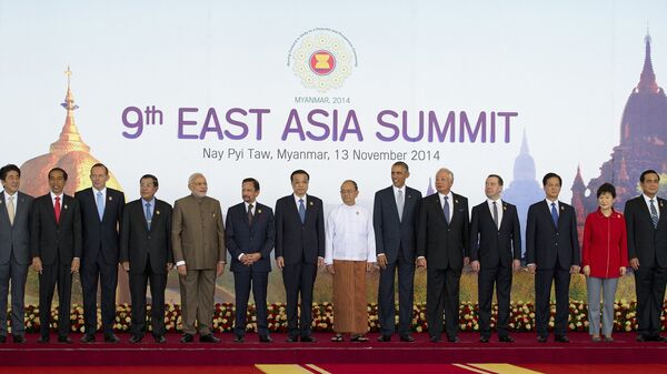 Myanmar President Thein Sein (C-white top) stands next to US President Barack Obama (8th R) and China's Prime Minister Li Keqiang (9th L) and other leaders as they pose for a group photo before the Plenary Session for the 9th East Asia Summit (ESA) in Myanmar's capital Naypyidaw on November 13, 2014. - Sputnik International