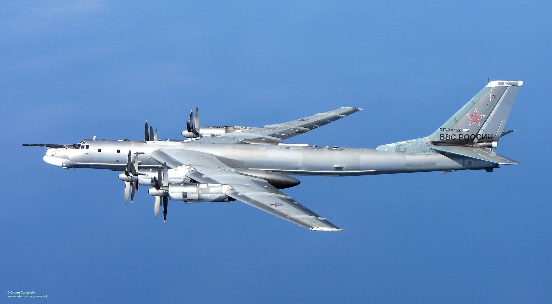A Russian Tu-95 Bear 'H' photographed from a RAF Typhoon Quick Reaction Alert aircraft (QRA) with 6 Squadron from RAF Leuchars in Scotland in April 2014 - Sputnik International, 1920, 02.12.2022