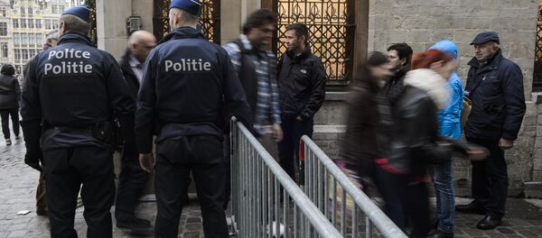 Police check people. - Sputnik International