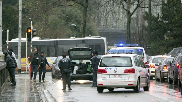 Police search the trunk of a car in Brussels - Sputnik International
