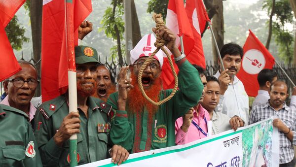 Protesters, some of whom participated in the 1971 war of independence, rally outside the Supreme Court in Dhaka during the court's verdict on appeals by two opposition leaders November 18, 2015 - Sputnik International