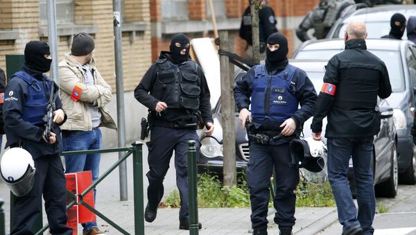 Belgian police stage a raid, in search of suspected muslim fundamentalists linked to the deadly attacks in Paris, in the Brussels suburb of Molenbeek, November 16. 2015 - Sputnik International