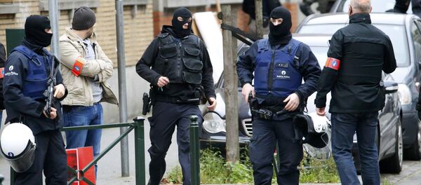 Belgian police stage a raid, in search of suspected muslim fundamentalists linked to the deadly attacks in Paris, in the Brussels suburb of Molenbeek, November 16. 2015 - Sputnik International
