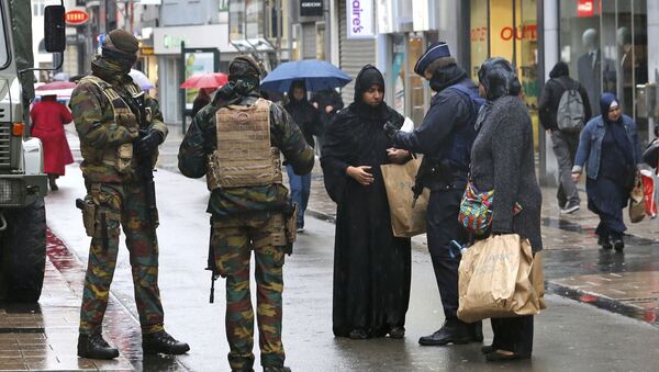 Belgian soldiers and a police officer control the documents of a woman in a shopping street in central Brussels, November 21, 2015, after security was tightened in Belgium following the fatal attacks in Paris - Sputnik International
