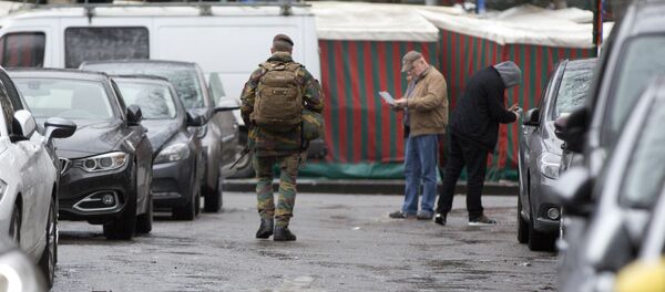 A Belgian Army soldier patrols near a street market at the Sablon District in Brussels on Saturday, Nov. 21, 2015 - Sputnik International