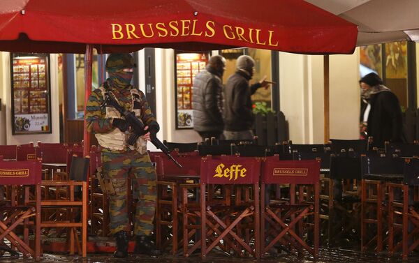 A Belgian soldier stands guard outside a cafe near Brussels' Grand Place after security was tightened in Belgium following the fatal attacks in Paris. - Sputnik International