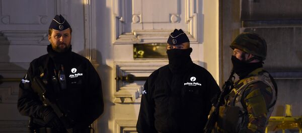 Belgian policemen and a serviceman secure an area during a press conference by the Belgian prime minister concerning the country's security alert level in Brussels on November 22, 2015. - Sputnik International