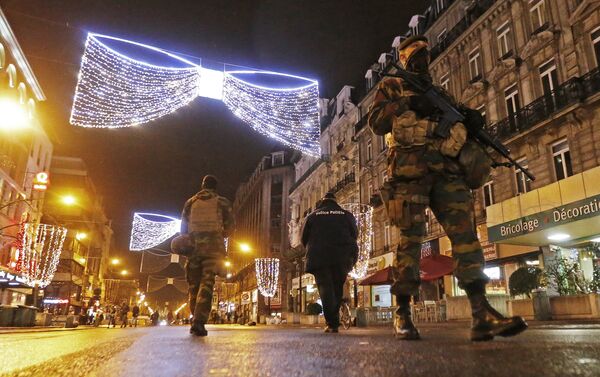 Belgian soldiers and police patrol in central Brussels after security was tightened in Belgium following the fatal attacks in Paris - Sputnik International