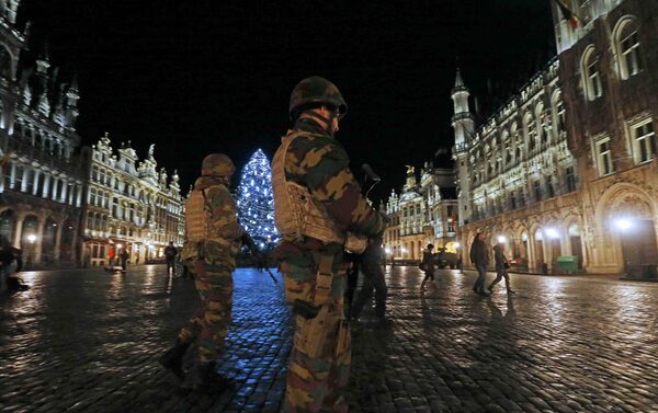 Belgian soldiers patrol on the Grand Place of Brussels as police searched the area during a continued high level of security following the recent deadly Paris attacks in Brussels - Sputnik International