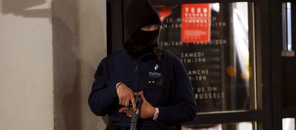 A Belgian police officer takes position along a street during a continued high level of security following the recent deadly Paris' attacks, in Brussels - Sputnik International