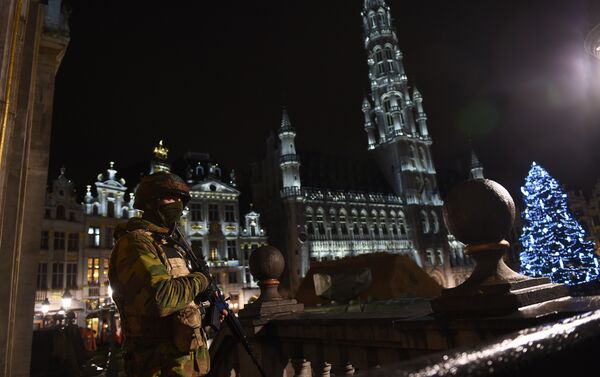 A Belgian soldier stands guard around a security perimeter as a reported police intervention takes place around the Grand Place central square in Brussels on November 22, 2015. Brussels will remain at the highest possible alert level with schools and metros closed over a serious and imminent security threat in the wake of the Paris attacks, the Belgian prime minister said. - Sputnik International