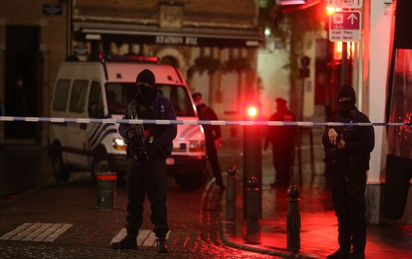 Belgian police officers secure an area in Brussels on November 22, 2015. Brussels will remain at the highest possible alert level with schools and metros closed over a serious and imminent security threat in the wake of the Paris attacks, the Belgian prime minister said. - Sputnik International