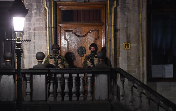 Belgian soldiers stand guard as a reported police intervention takes place around the Grand Place central square in Brussels on November 22, 2015. - Sputnik International