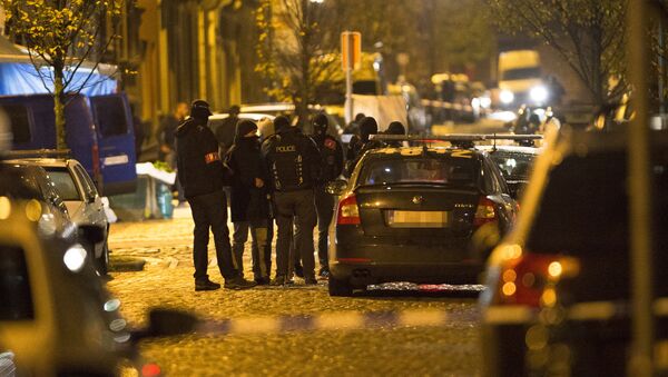 Policemen gather during an intervention in Brussels on November 22, 2015. - Sputnik International